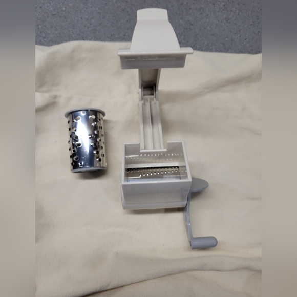 The Pampered Chef Deluxe Rotary Cheese Grater Grinder #1275 Vintage - Picture 5 of 6
